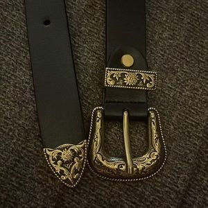 NWOT! Astylish women’s belt size Large